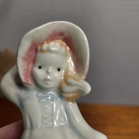 Vintage Ceramic Girl in the Wind Figurine - Picture 16 of 16